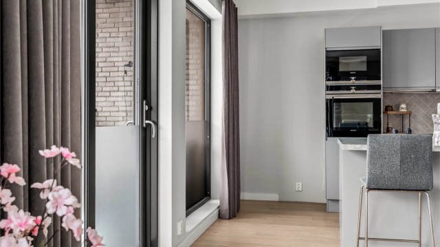 Nylig montert folie for skjerming mot innsyn på vinduer i stue/kjøkken