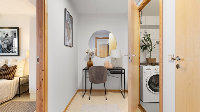 Praktisk mellomgang som binder sammen hovedsoverommet og badet.