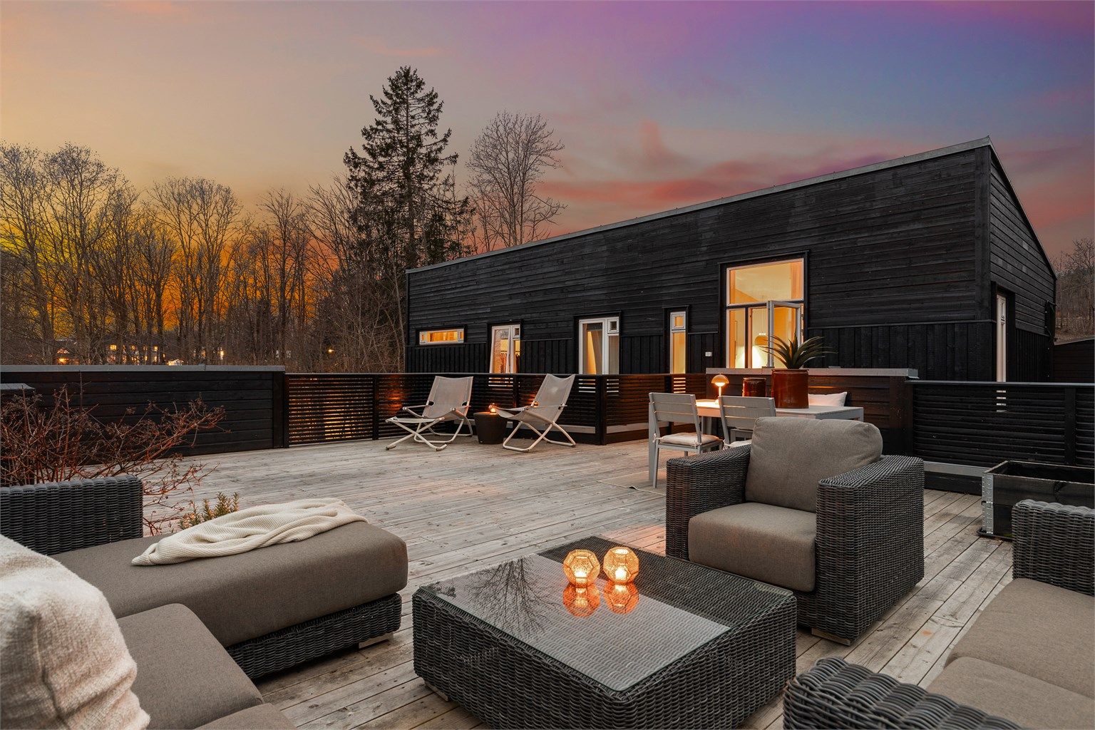 Takterrassen med utgang fra stuen i 2.etasje. Her er det rikelig med plass til sittegrupper og grill. Flott utsyn og gode solforhold! Foto: Trond Reder.