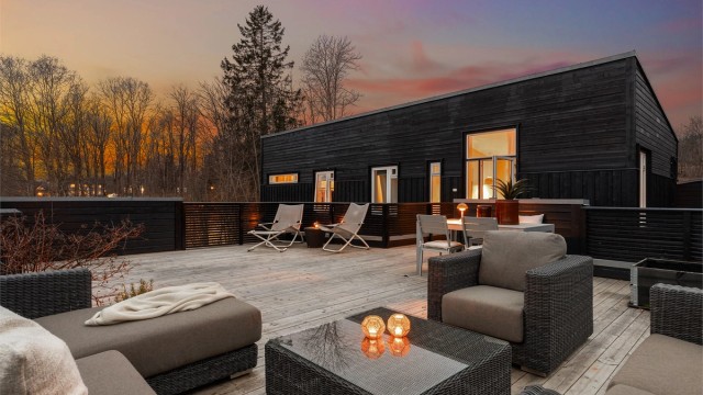 Takterrassen med utgang fra stuen i 2.etasje. Her er det rikelig med plass til sittegrupper og grill. Flott utsyn og gode solforhold! Foto: Trond Reder.