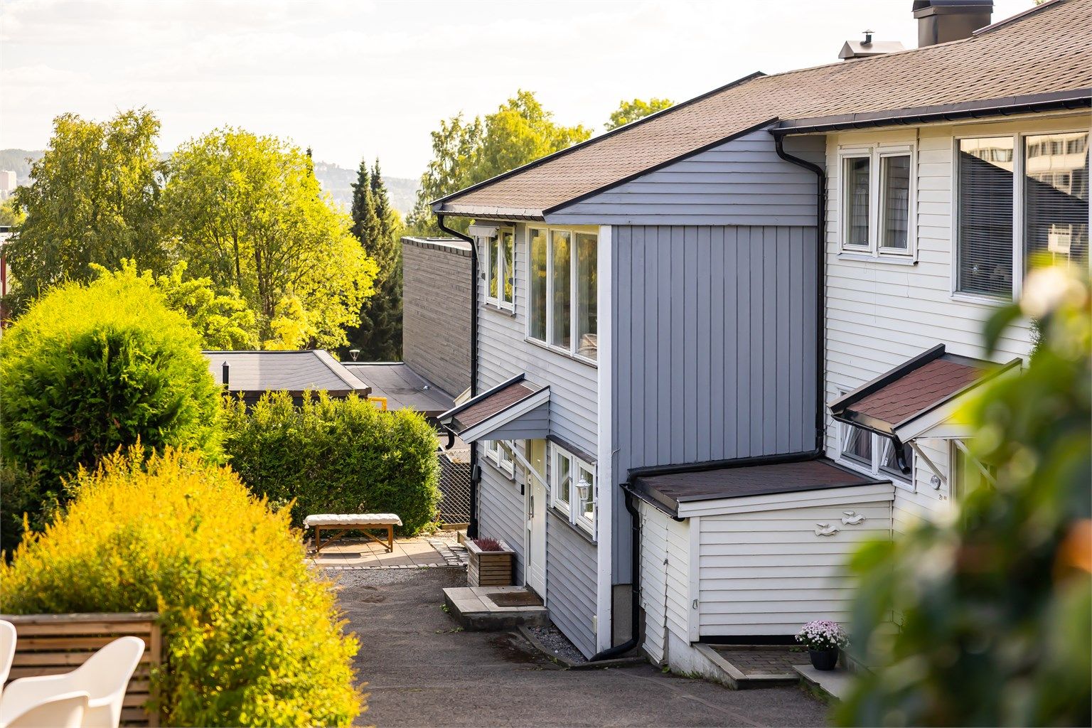 Boligen ligger rolig til i grønne omgivelser, på et hyggelig tun med mange småbarnsfamilier og et inkluderende naboskap.