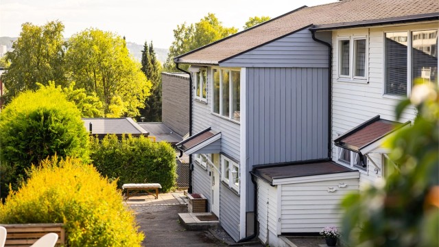 Boligen ligger rolig til i grønne omgivelser, på et hyggelig tun med mange småbarnsfamilier og et inkluderende naboskap.