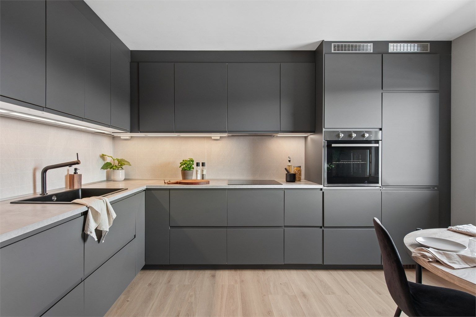 Moderne og delikat kjøkken med innredning fra 2021. 