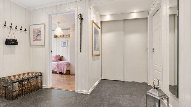 Gangen nede har en dyp skyvedørsgarderobe og et eget skoskap under trappen.