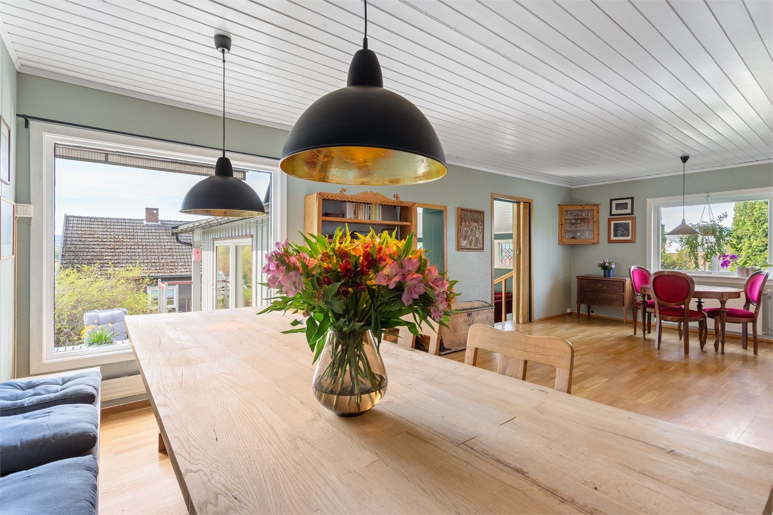 Lys stue med god plass til spisebord