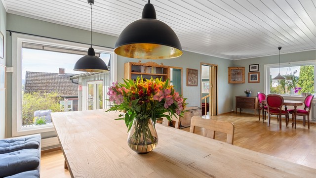 Lys stue med god plass til spisebord