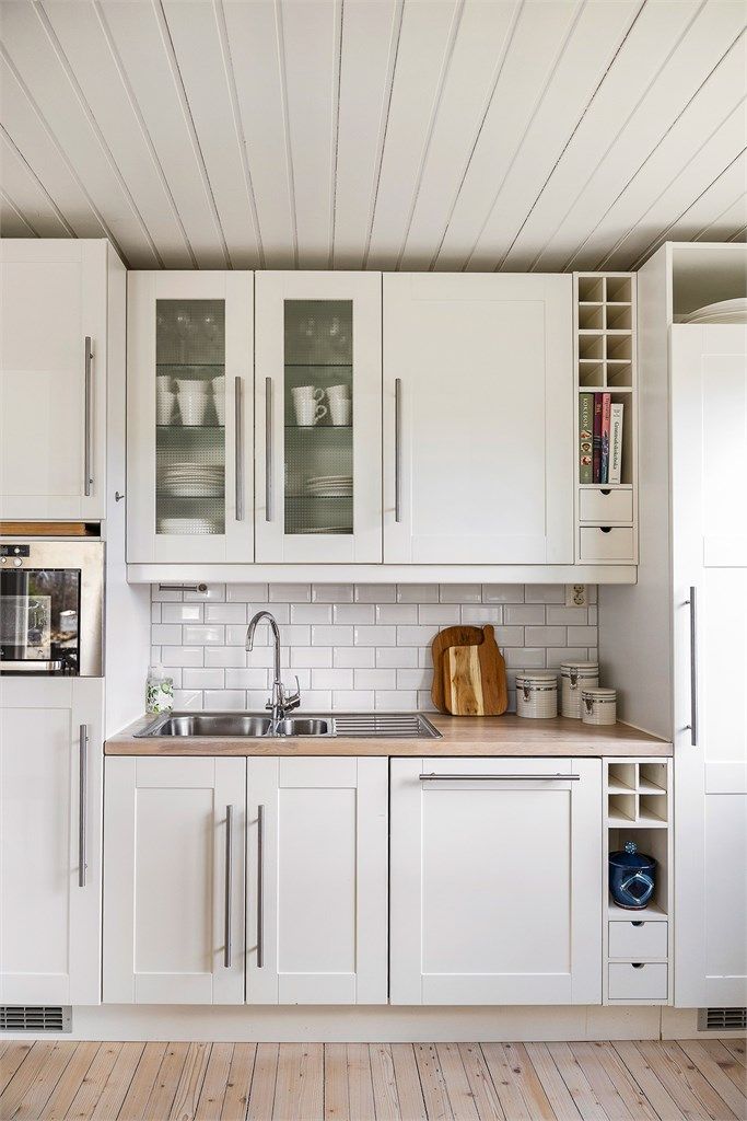 I innredningen er det integrert oppvaskmaskin, platetopp, stekeovn, mikro, kjøleskap og fryseskap.