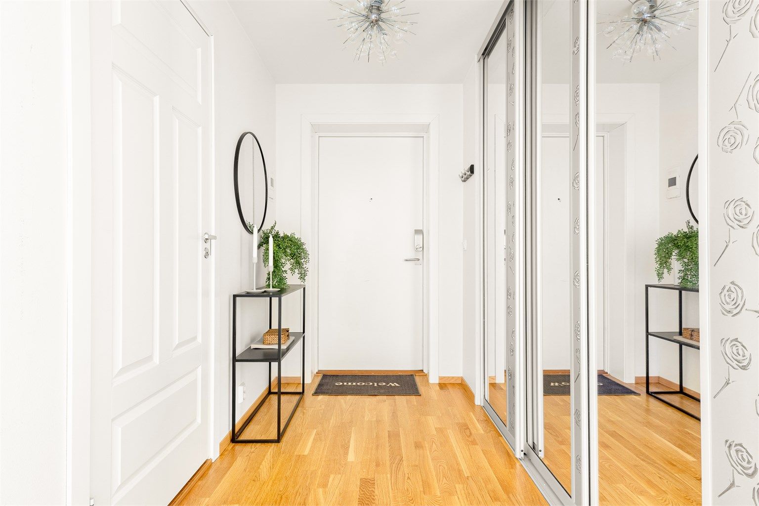 Stor skyvedørsgarderobe som gir gode oppbevaringsmuligheter for sko og yttertøy. Bak garderoben finner man leilighetens innebod.