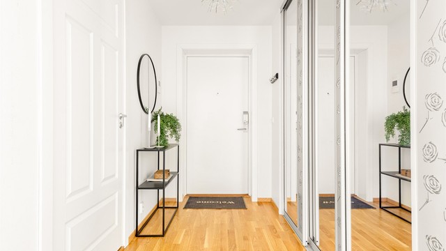 Stor skyvedørsgarderobe som gir gode oppbevaringsmuligheter for sko og yttertøy. Bak garderoben finner man leilighetens innebod.