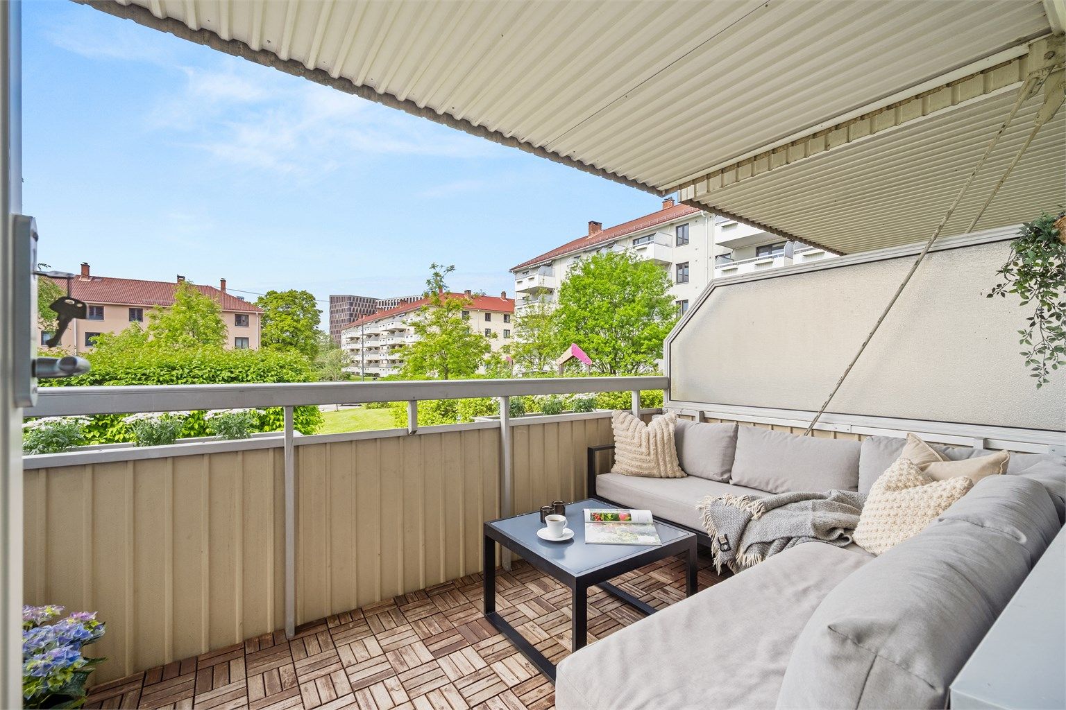 Velkommen til Agmund Bolts Vei 39! Den vestvendte balkongen på ca. 8 m² har god plass til en sittegruppe og vender ut mot borettslagets grøntområder. Foto: Martine Eren Jacobsen