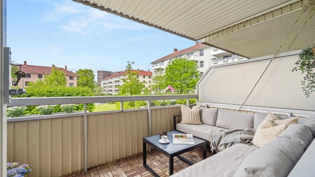 Velkommen til Agmund Bolts Vei 39! Den vestvendte balkongen på ca. 8 m² har god plass til en sittegruppe og vender ut mot borettslagets grøntområder. Foto: Martine Eren Jacobsen