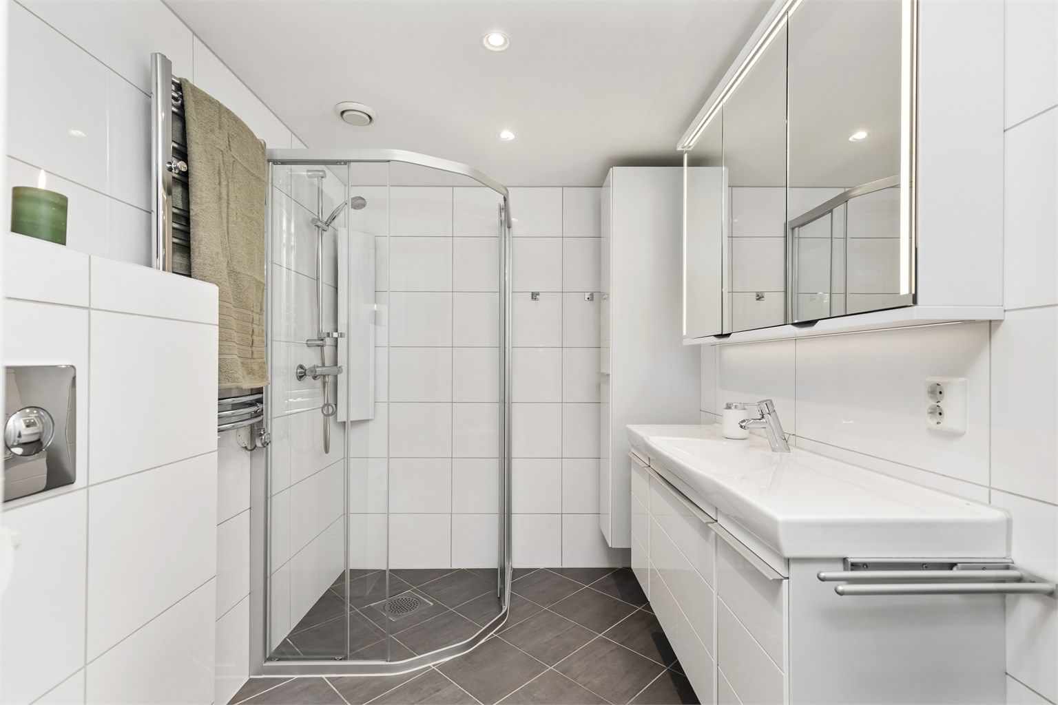 Badet har vannbåren gulvvarme og ble oppgradert i 2024 med ny innredning og LED-spotter.