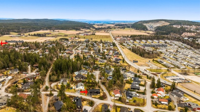 For de eldre barna er det trygg vei til Tæruddalen skole, som ligger ca. 1,4 km fra boligen.
