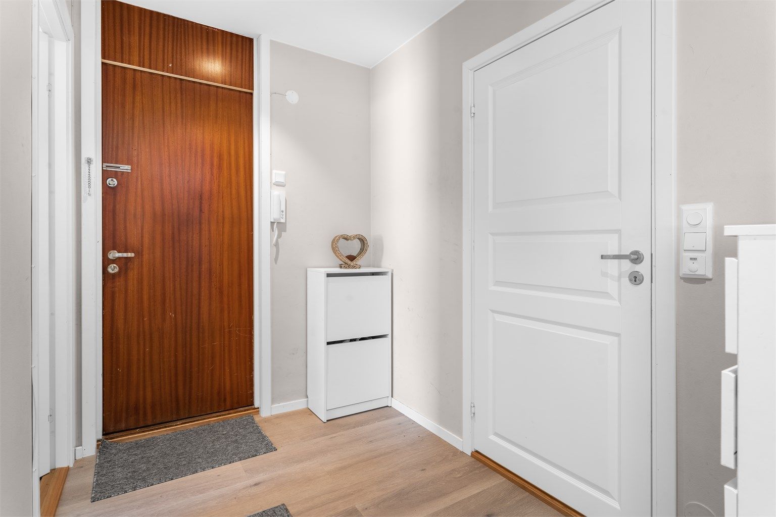 Fra den lyse entréen er det adkomst til bad og soverom.