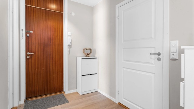 Fra den lyse entréen er det adkomst til bad og soverom.