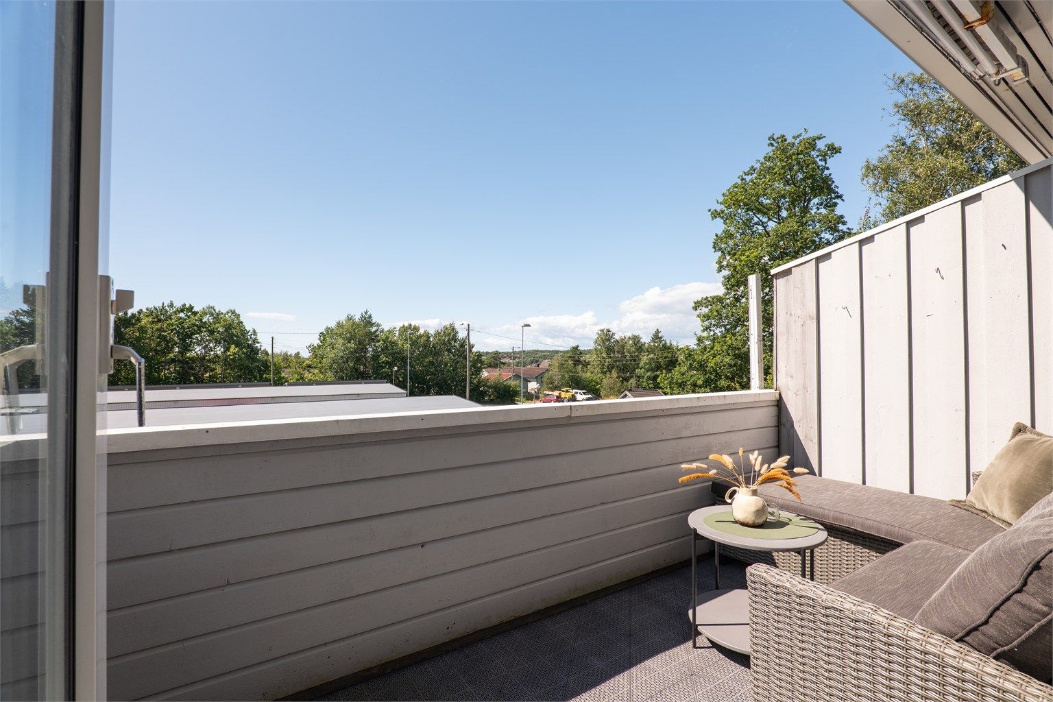 Fra stuen er det direkte utgang til en sydvestvendt balkong på ca. 6 m²