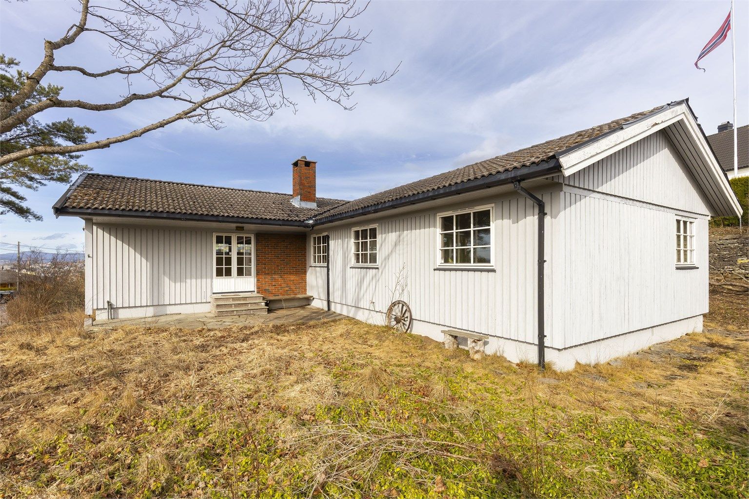 Boligen er oppført i 1973 og har en eiertomt på 896 kvm. Foto: Danny Twang - 360 Panorama