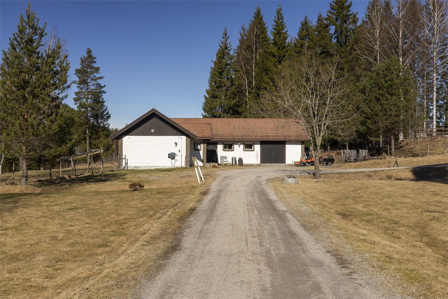 I småbruket finner du stallen med plass til opptil 8 hester kombinert med verksted.