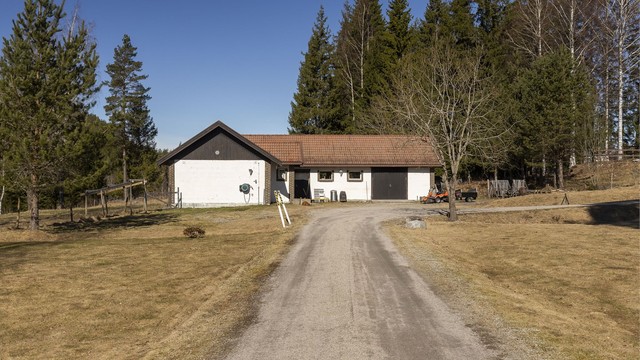 I småbruket finner du stallen med plass til opptil 8 hester kombinert med verksted.