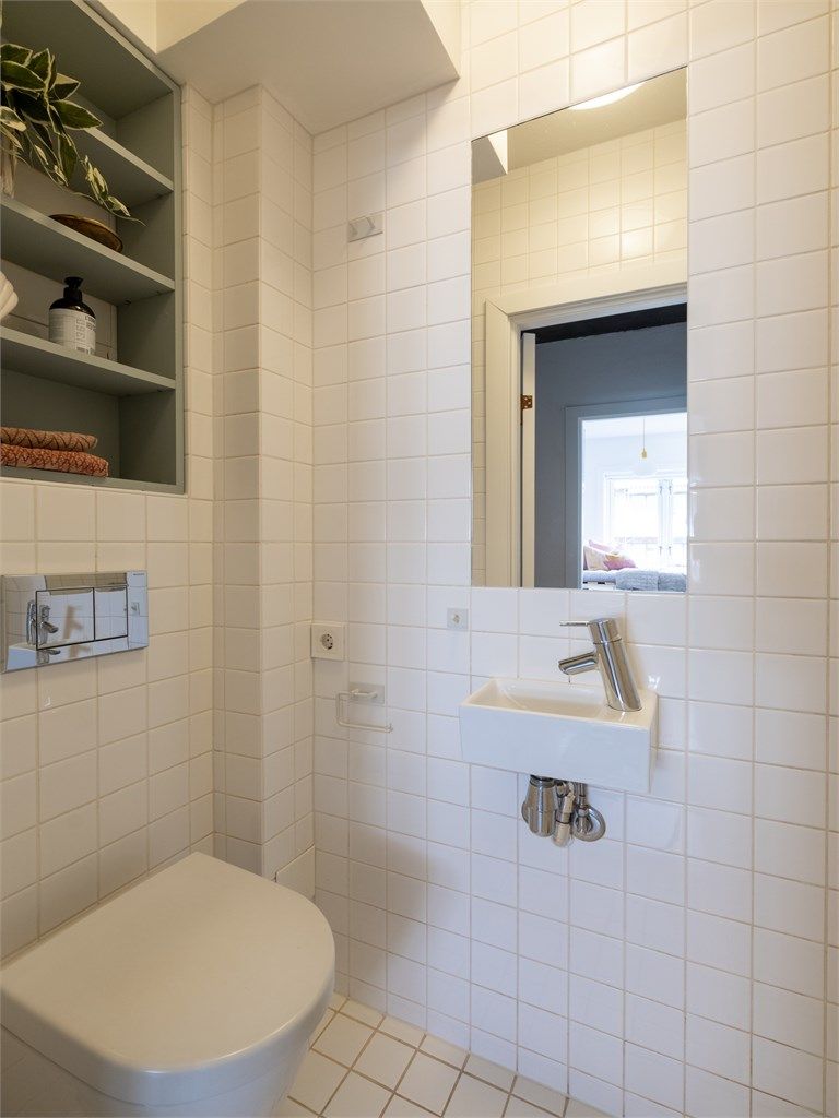 Leiligheten har to komplette bad, bygget nye i 2014.