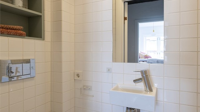 Leiligheten har to komplette bad, bygget nye i 2014.