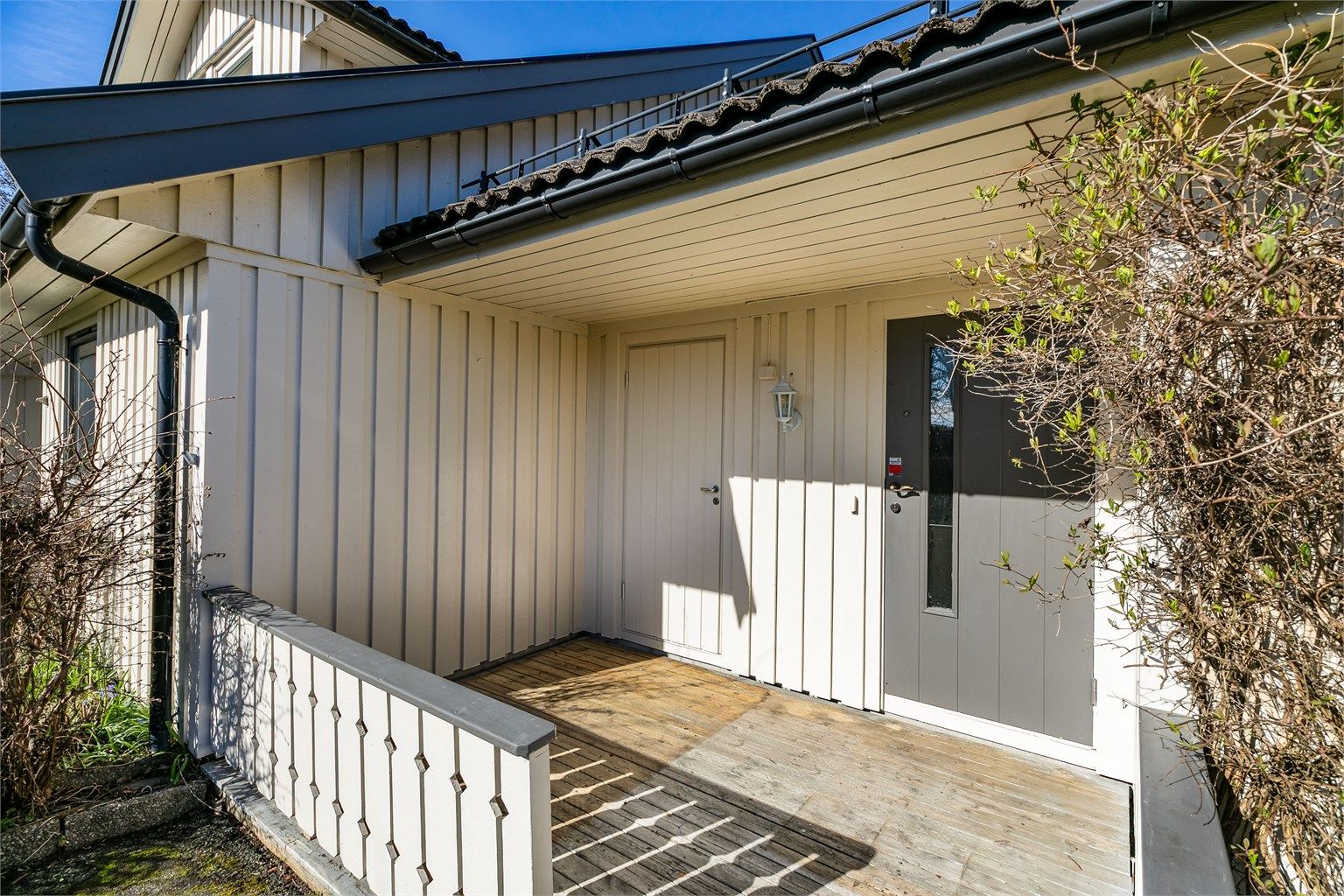 Takutstikk skjermer inngangspartiet godt mot nedbør. Innerst i kroken en utvendig bod på ca. 2,4 kvm.