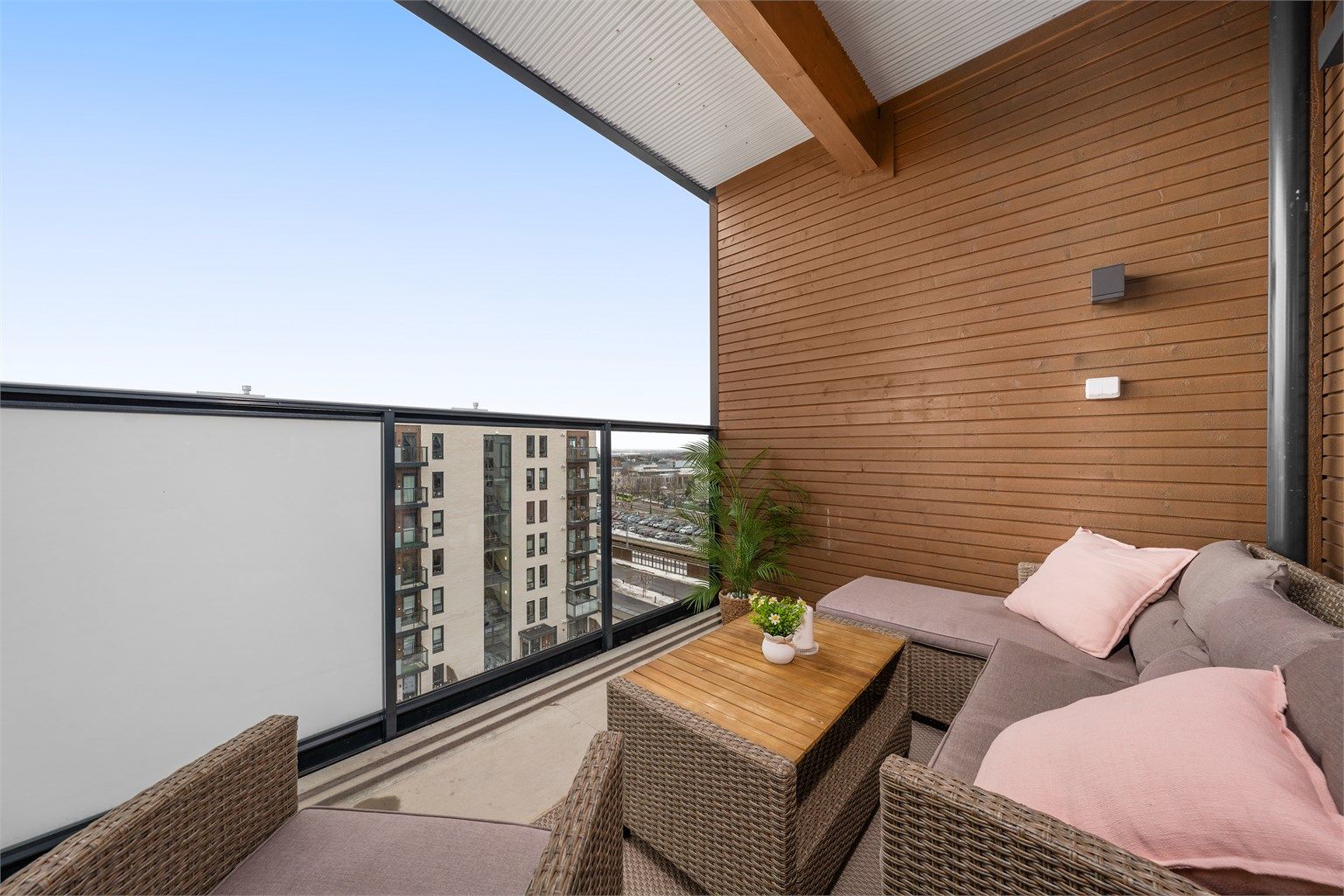 Fra stuen er det utgang til en sørvendt og overbygget balkong på 8 m². En herlig forlengelse av leiligheten.