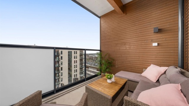 Fra stuen er det utgang til en sørvendt og overbygget balkong på 8 m². En herlig forlengelse av leiligheten.
