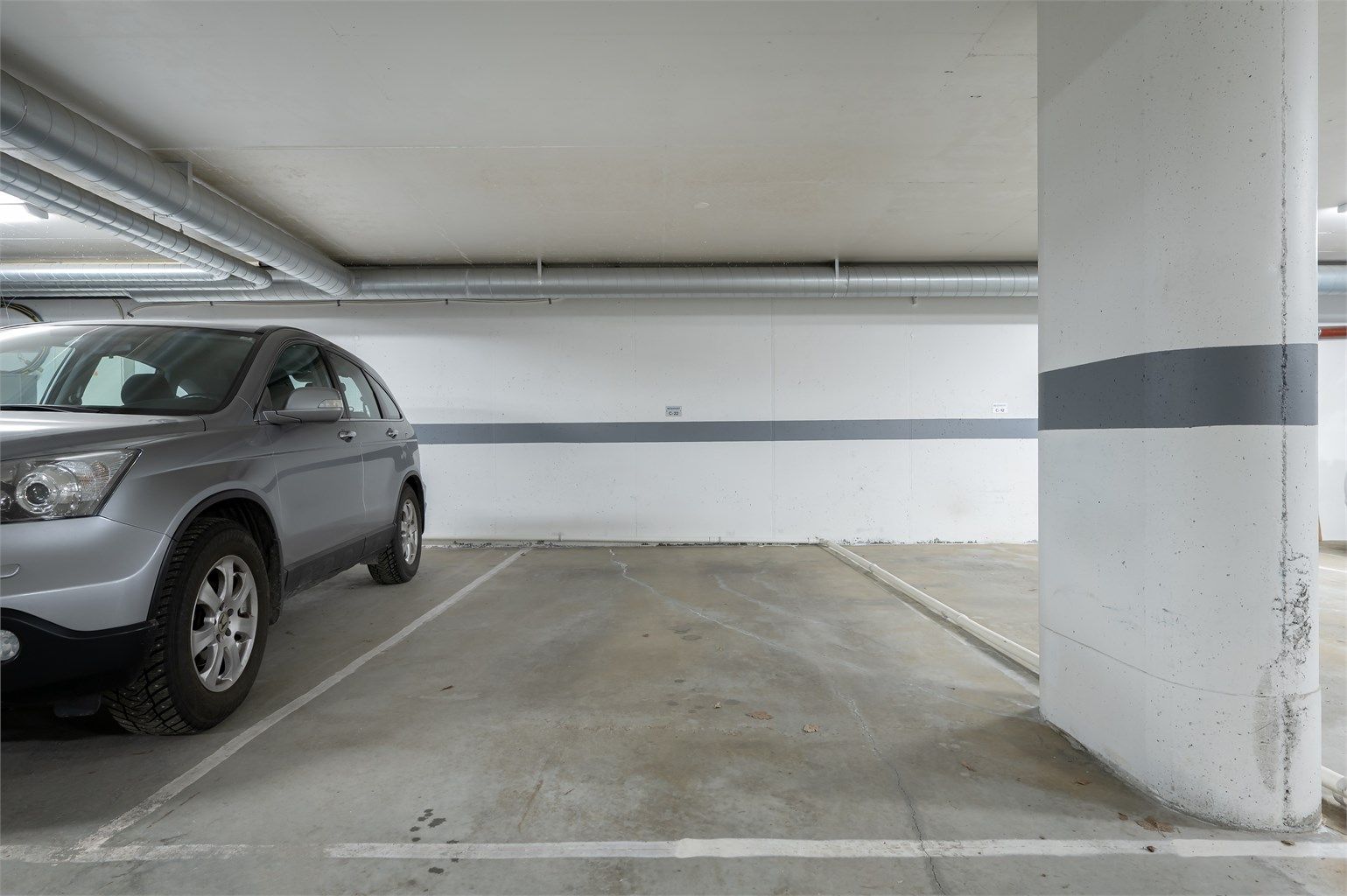 Det medfølger en fast parkeringsplass i felles, lukket garasjeanlegg.