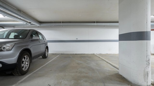 Det medfølger en fast parkeringsplass i felles, lukket garasjeanlegg.