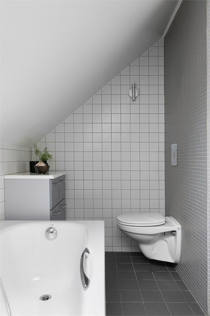 Badet er utstyrt med vegghengt toalett og badekar.