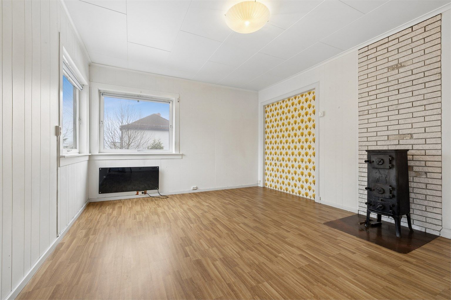 Rommet har malte panelplater på veggene.