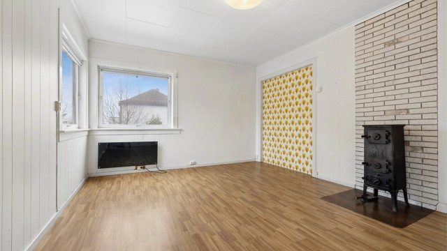 Rommet har malte panelplater på veggene.