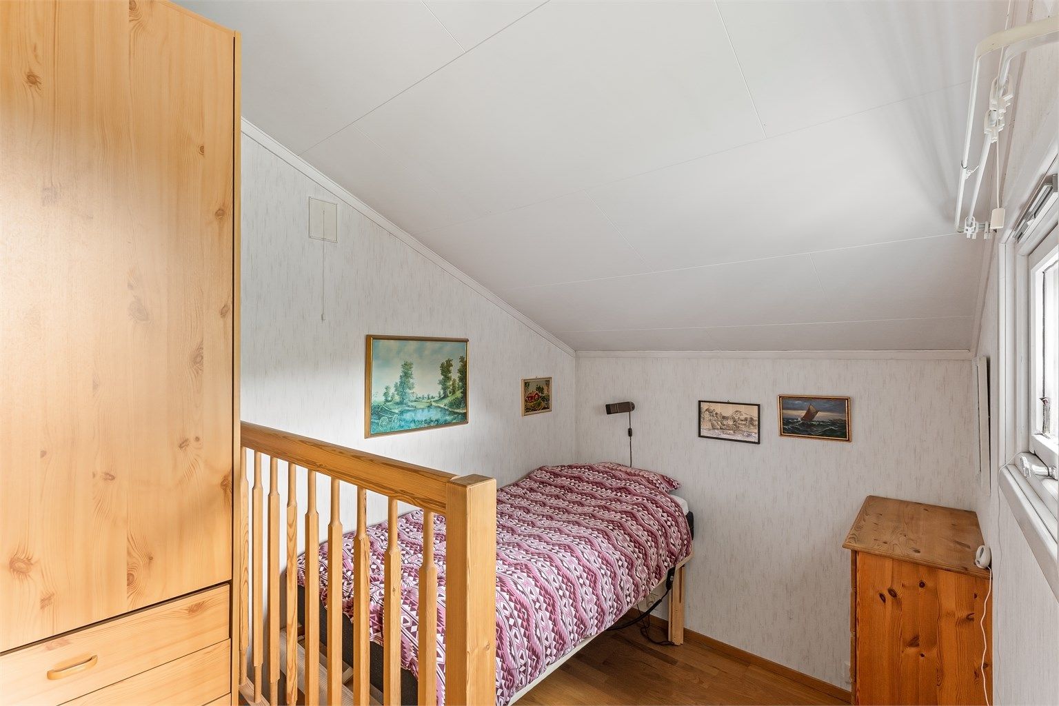 Det tredje soverommet i hovedetasjen, med plass til seng og oppbevaring.