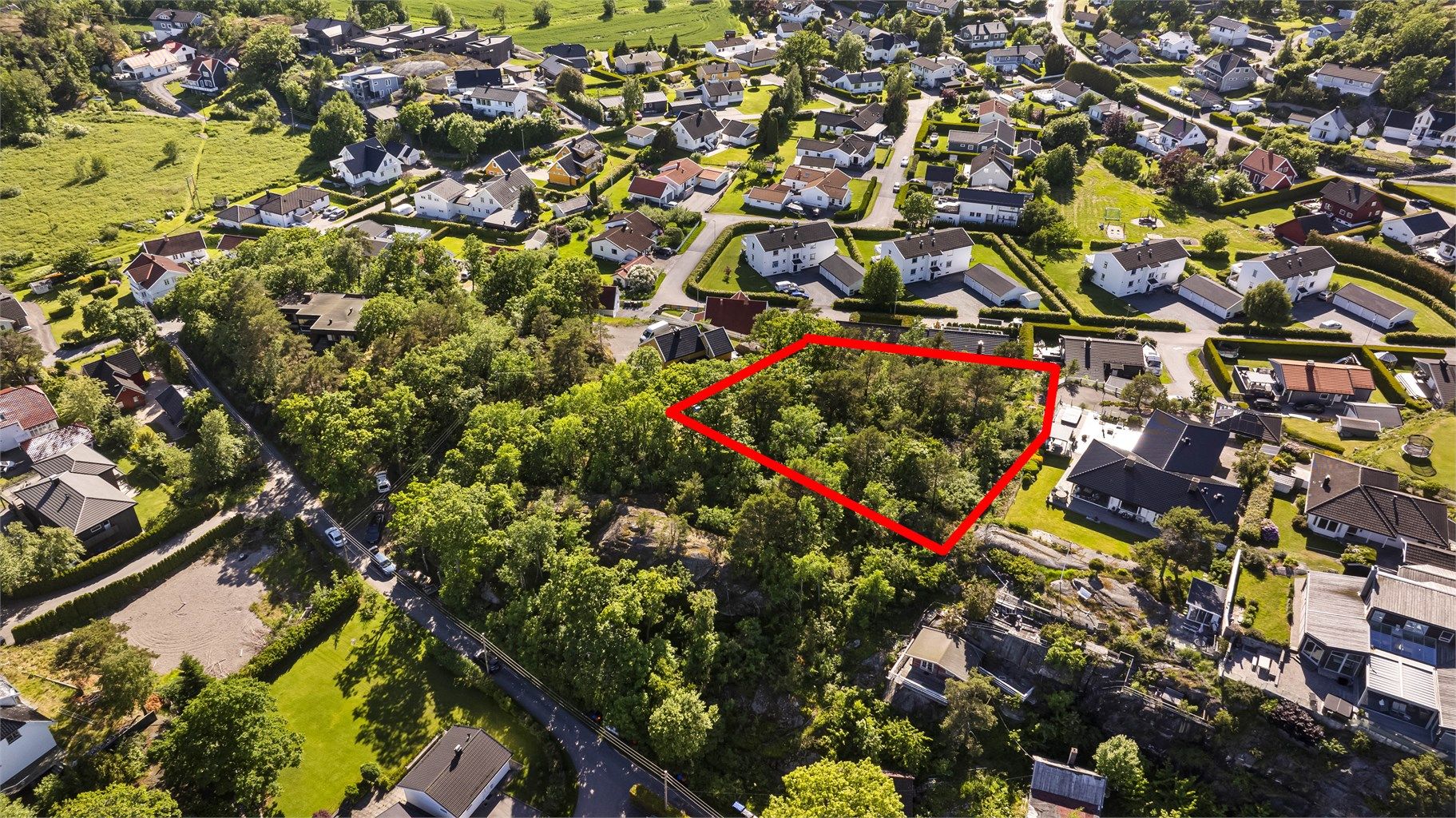 Se vedlagte situasjonskart for nærmere opplysninger om nøyaktige tomtegrenser og hvor adkomst vei er tiltenkt - Markert tomtegrense er kun en illustrasjon, og ikke nøyaktige tomtegrenser 