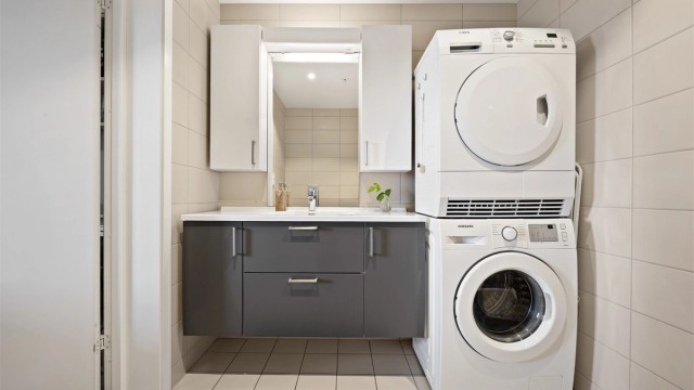 Badet er flislagt og har elektriske varmekabler i gulvet.