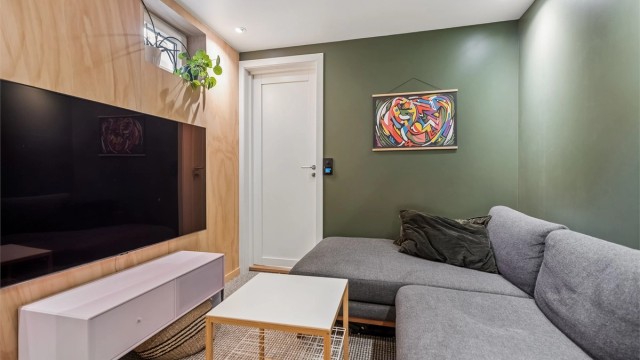 Rekkehuset har en hyggelig kjellerstue med mange bruksmuligheter, og som egner seg utmerket som TV-stue, lekerom eller annen oppholdsplass. Kjellerstuen er ikke godkjent/omsøkt til varig opphold.