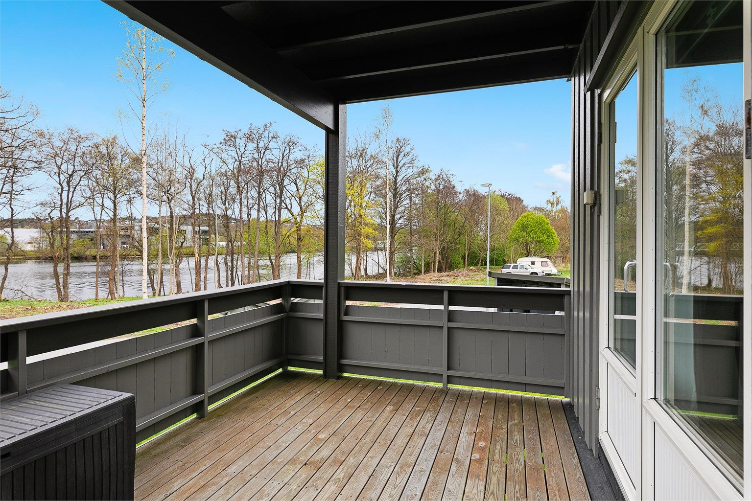 Leilighet i første rekke mot Lågen