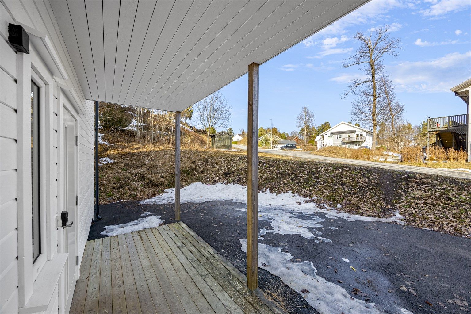 Takoverbygg ved inngangsparti og kjøremulighet til inngangsdøren. Trinnfri adkomst i 1. etasje.