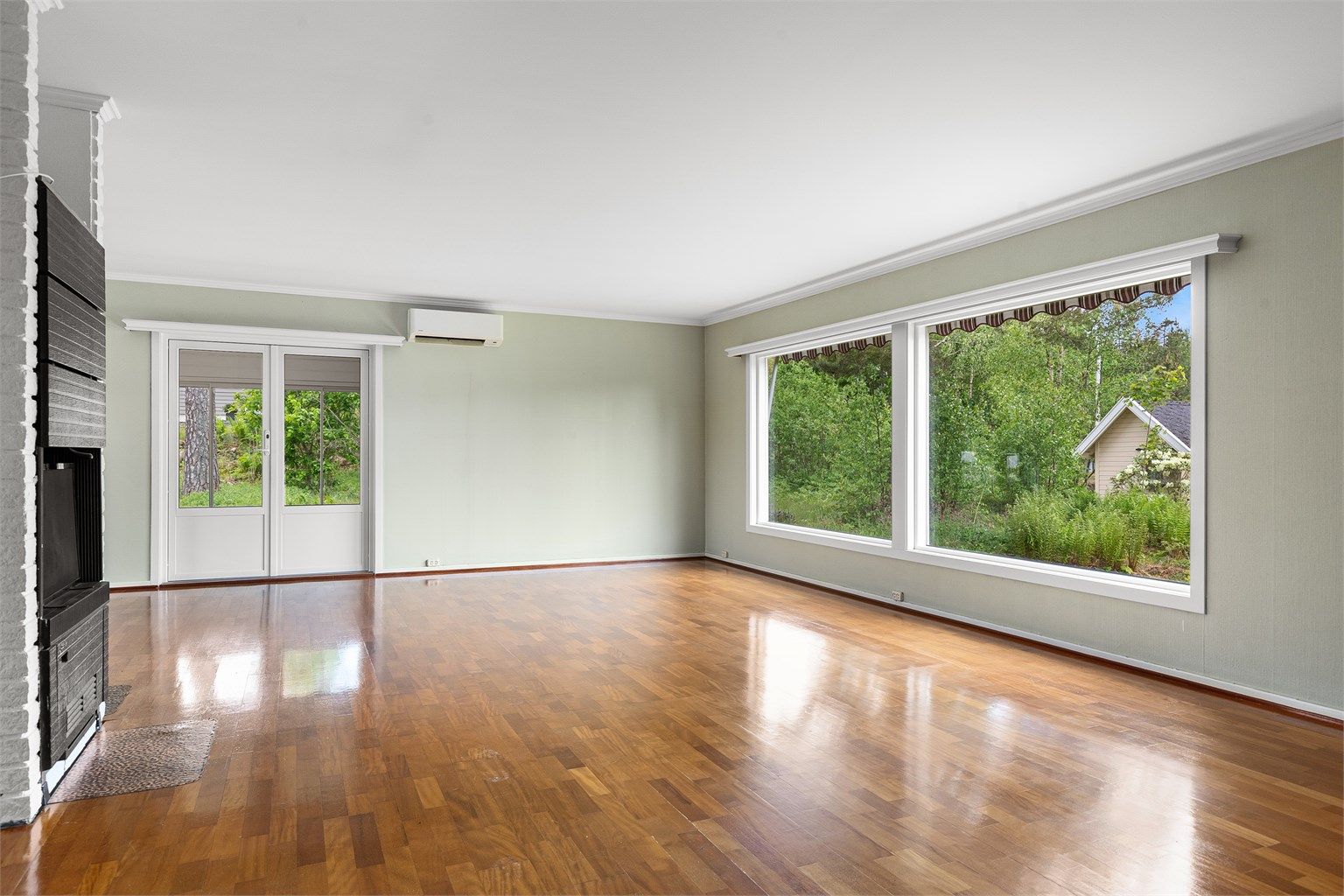 Stor stue med plass til flere sittegrupper