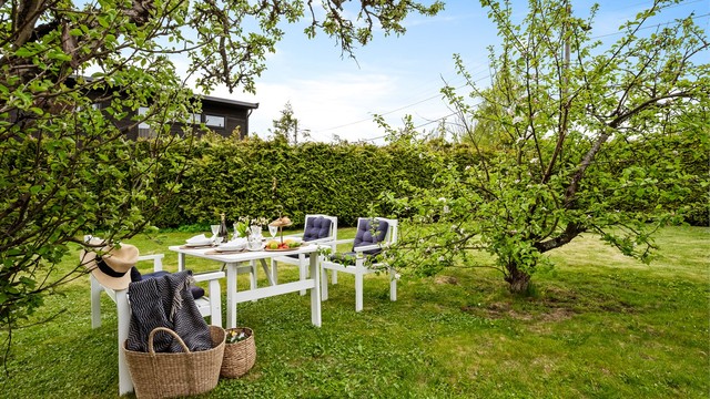 Stor hage, pent opparbeidet med ferdigplen og hekk som rammer inn eiendommen. Hagen gir rikelig med plass for lek, sosiale sammenkomster og hagearbeid.