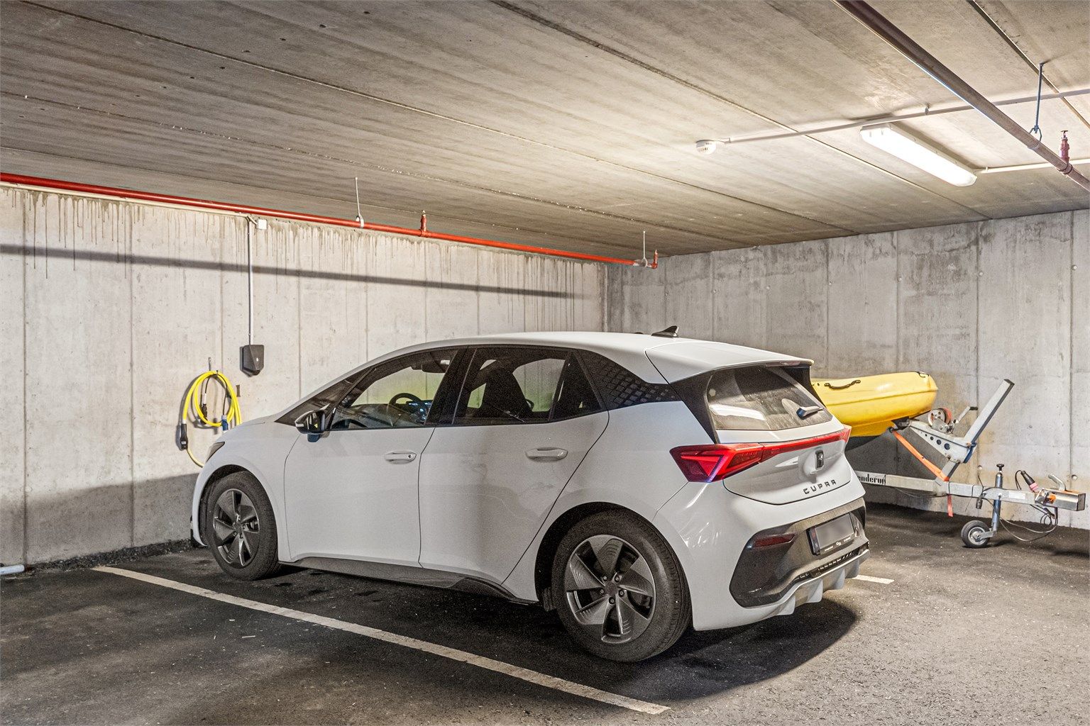 - Fast plass med tilhørende lader til elbil -