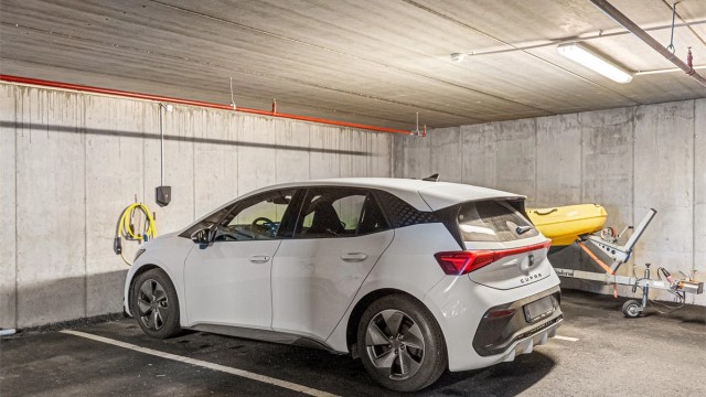 - Fast plass med tilhørende lader til elbil -