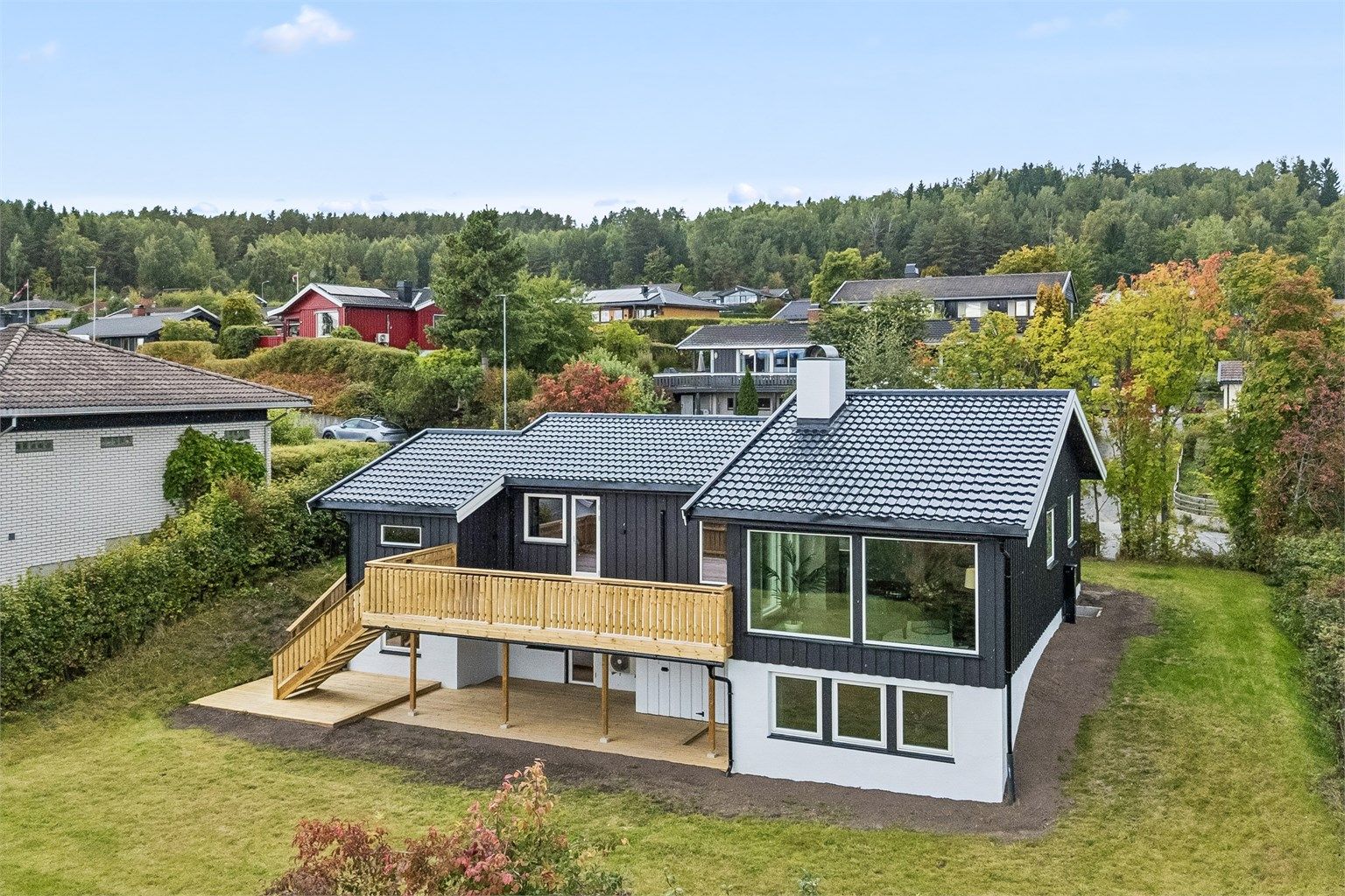 Spennende enebolig som er betydelig oppgradert og ominnredet. Flott utsikt og luftighet.  