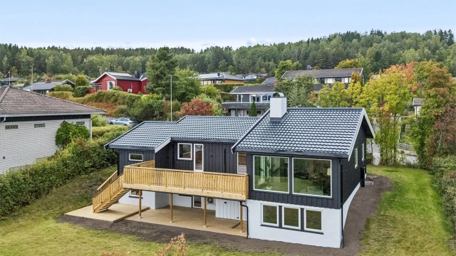 Spennende enebolig som er betydelig oppgradert og ominnredet. Flott utsikt og luftighet.