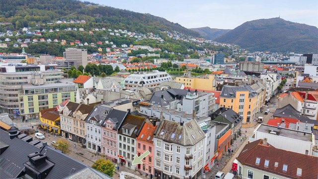 Pilen viser inngangen til bygget