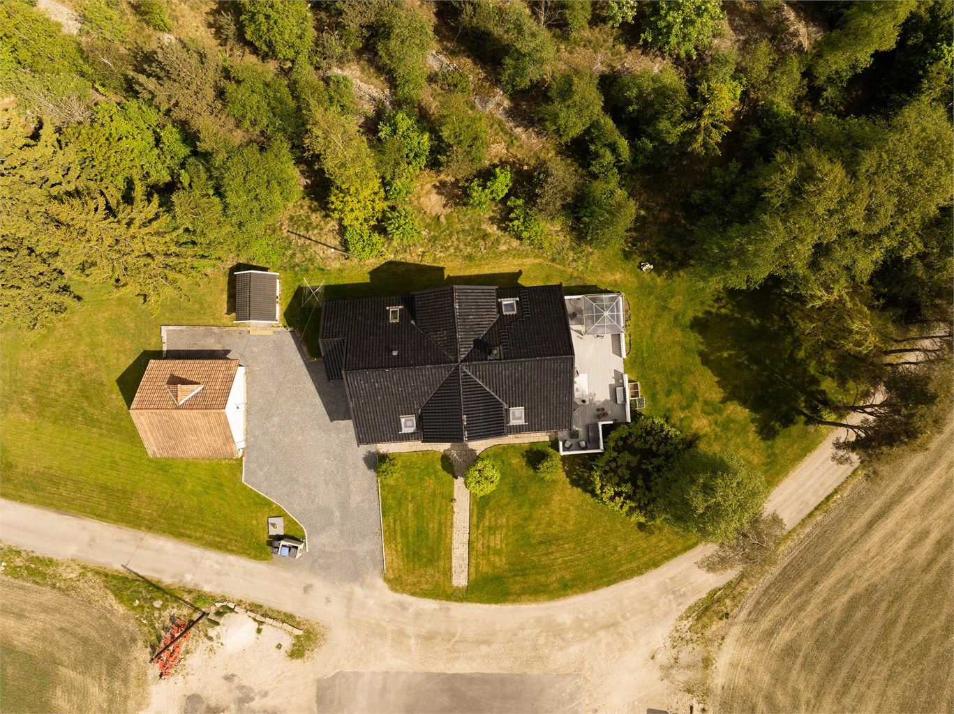 Eiet tomt på nær 1,6 mål gir familien står boltreplass i egne omgivelser. Det er lang avstand til annen boligbebyggelse.
