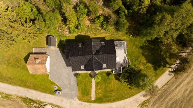 Eiet tomt på nær 1,6 mål gir familien står boltreplass i egne omgivelser. Det er lang avstand til annen boligbebyggelse.