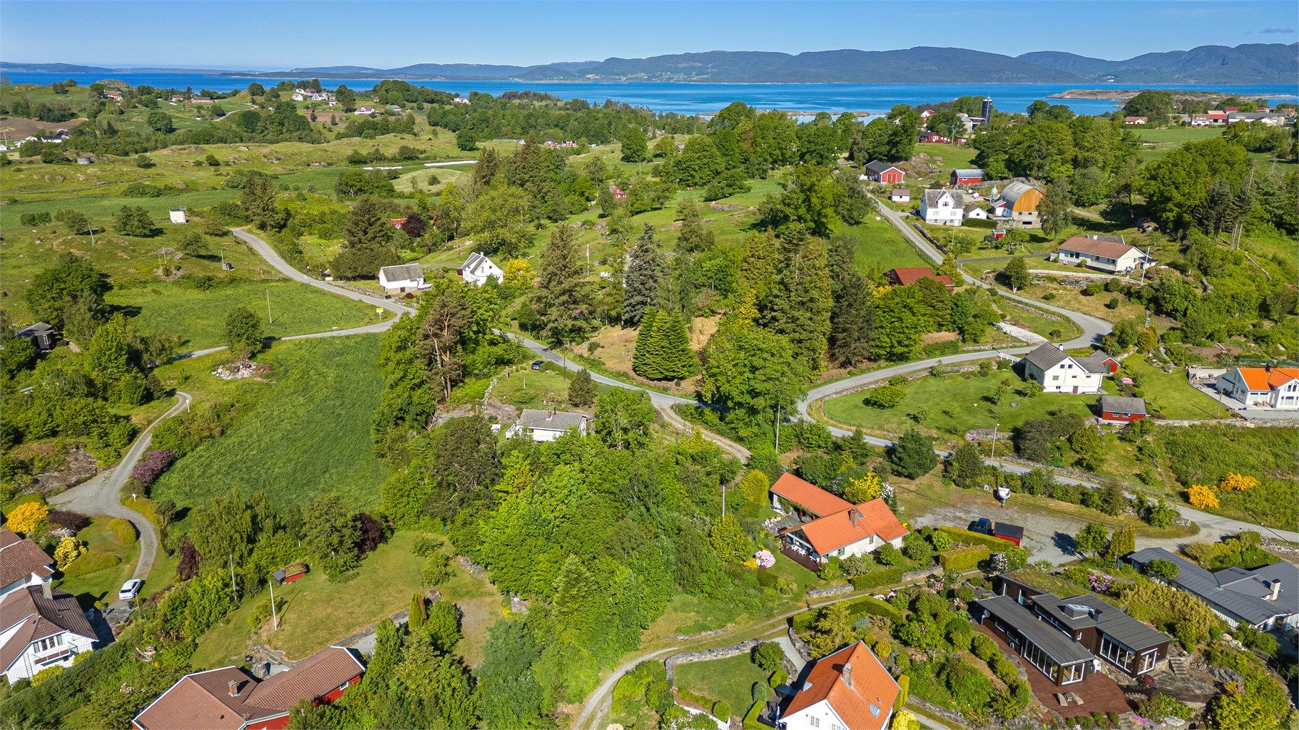 Eiendommen er plassert i et landlig og fredelig område.