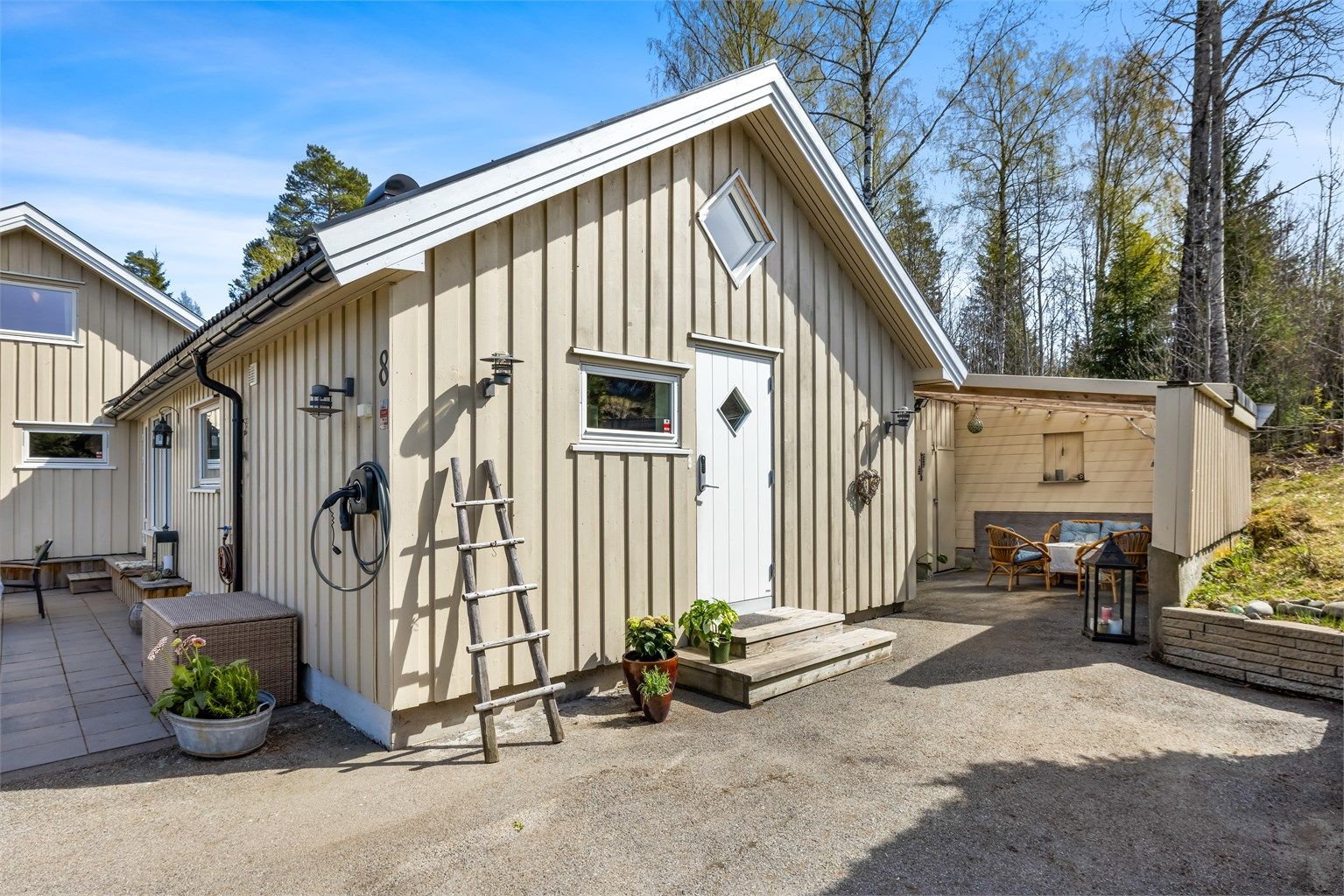 Det er installert elbillader på husveggen.